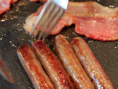 Bacon, linguiça e outros alimentos processados podem causar câncer, aponta OMS