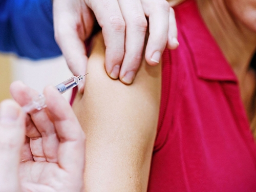 Vacina e exames ajudam a evitar câncer do colo do útero