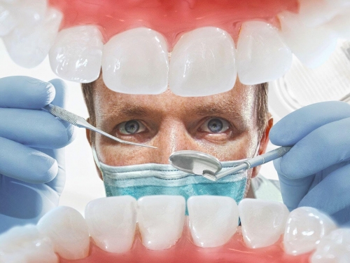 Ir ao dentista a cada seis meses ajuda à prevenir o câncer de boca