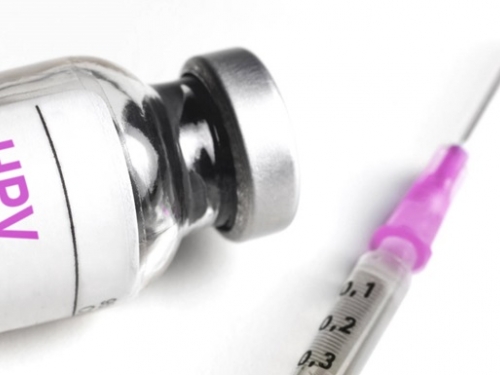 Vacina de HPV e Papanicolau são essenciais contra câncer do colo do útero, afirmam especialistas