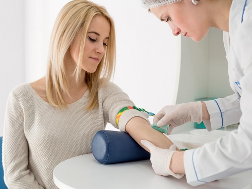 Estudo com 10 mil mulheres aponta exame de sangue que detecta câncer precocemente