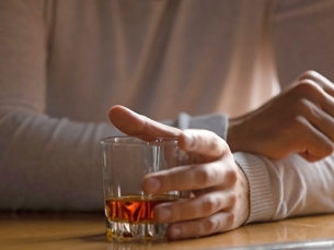 Aumento do consumo de bebidas alcoólicas na pandemia traz riscos de câncer