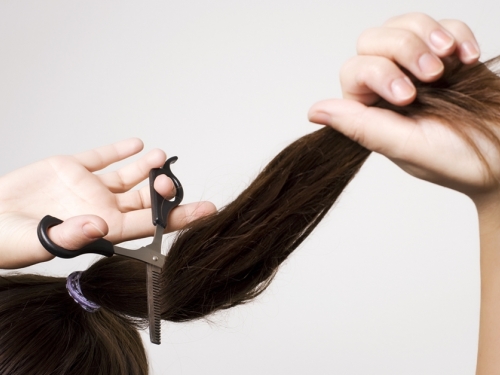 Menina doa cabelo para o combate ao câncer e é punida por escola